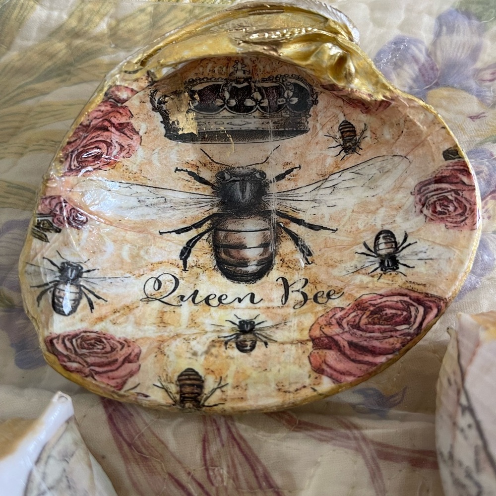 Jewelry shell trinkets, you can custom make it too.